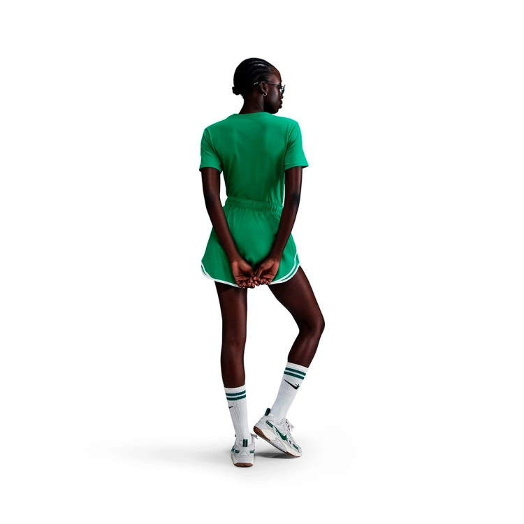 camiseta-nike-sportswear-essentials-mujer-stadium-green-5