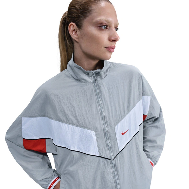 chaqueta-nike-sportswear-woven-mujer-wolf-grey-lt-crimson-wolf-grey-2