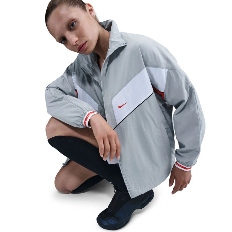 chaqueta-nike-sportswear-woven-mujer-wolf-grey-lt-crimson-wolf-grey-4
