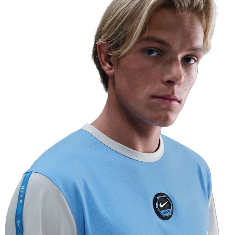 camiseta-nike-sportswear-dri-fit-photon-dust-university-blue-4