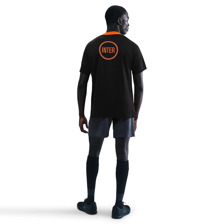 camiseta-nike-inter-milan-pre-match-2025-2026-black-thunder-blue-safety-orange-5