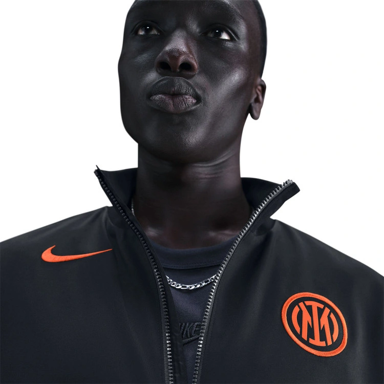 chaqueta-nike-inter-milan-pre-match-2025-2026-black-thunder-blue-safety-orange-4