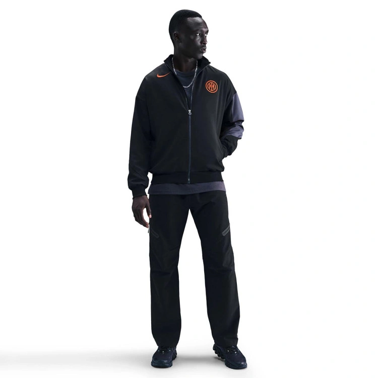 chaqueta-nike-inter-milan-pre-match-2025-2026-black-thunder-blue-safety-orange-5