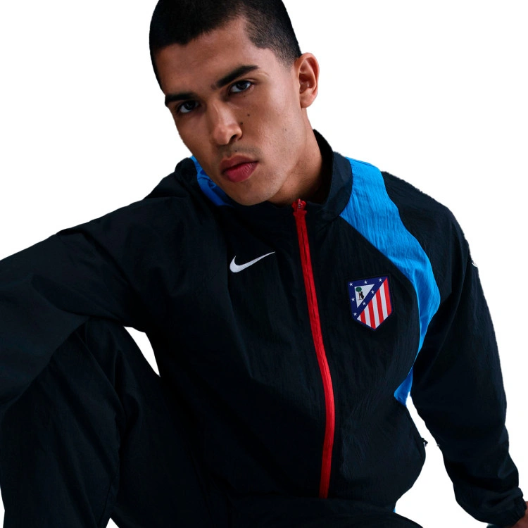 chaqueta-nike-atletico-de-madrid-fanswear-2025-2026-black-photo-blue-sport-red-white-no-sponsor-2