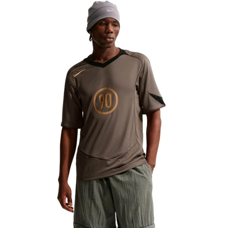 camiseta-nike-total-90-ironstone-black-burgundy-crush-metallic-gold-2
