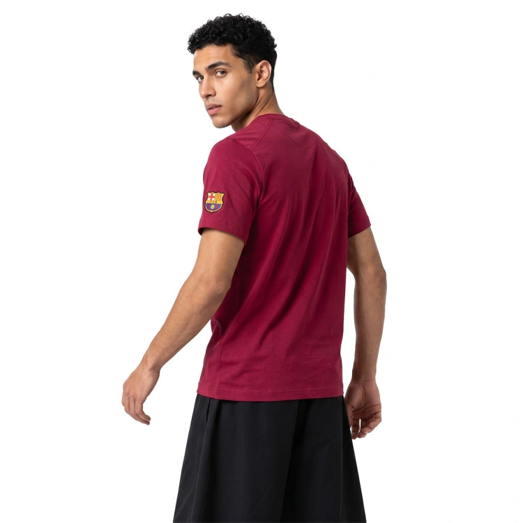 camiseta-nike-fc-barcelona-fanswear-2026-2027-noble-red-noble-red-blackened-blue-mineral-ye-2