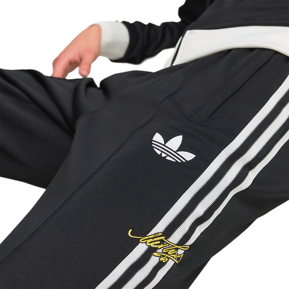 pantalon-largo-adidas-juventus-fanswear-2025-2026-black-6