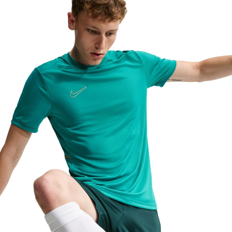 camiseta-nike-nike-academy-25-dri-fit-rio-teal-rio-teal-elemental-gold-metallic-go-2