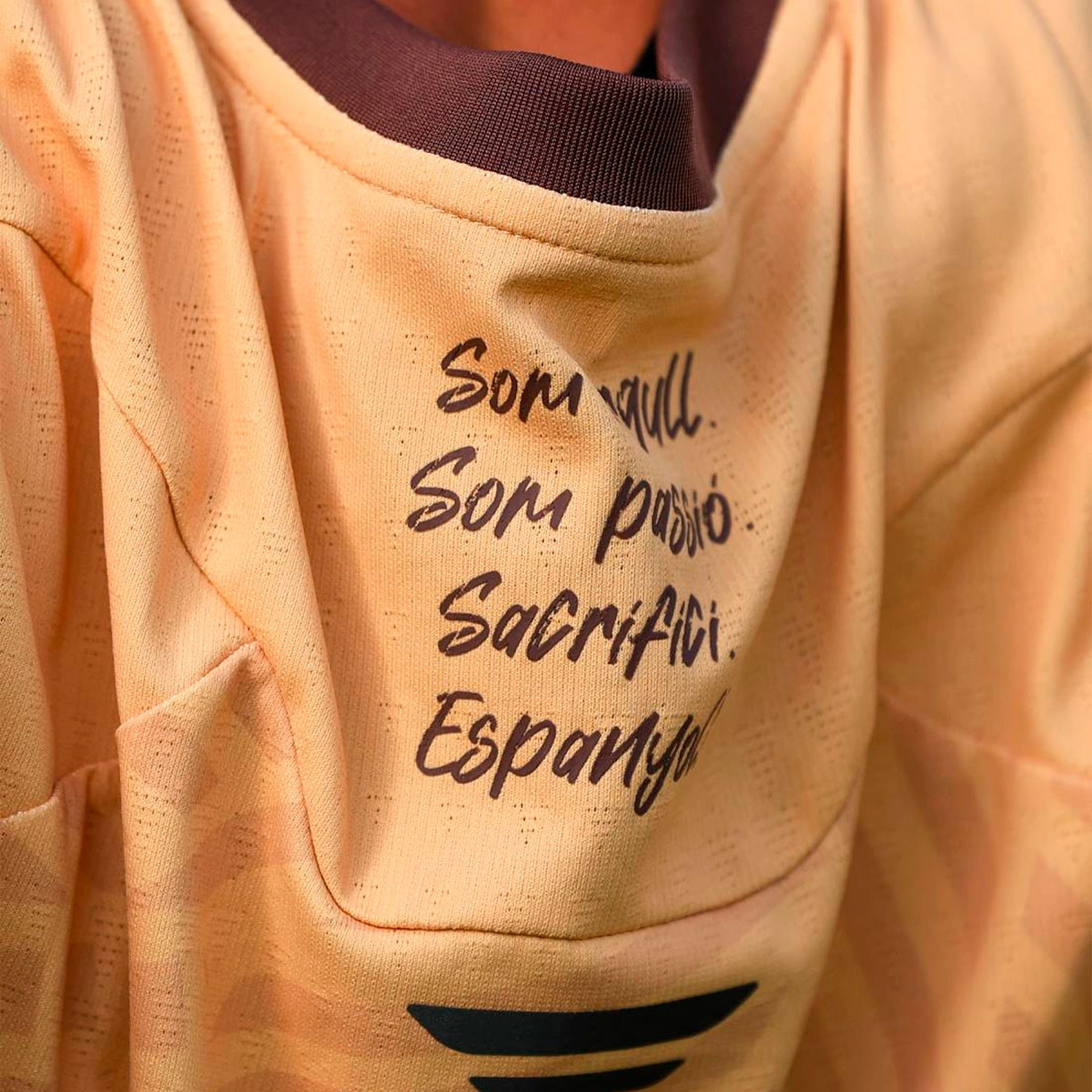 camiseta-kelme-rcd-espanyol-training-2026-2027-golden-3